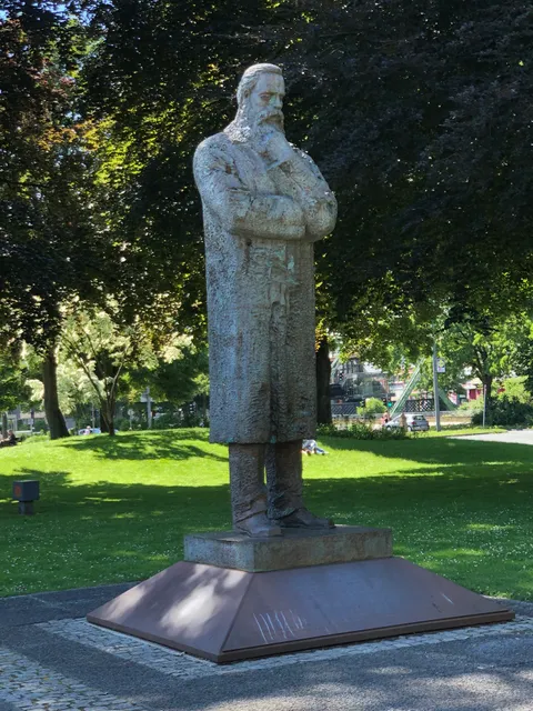 Friedrich-Engels-Statue