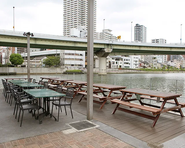 R RIVERSIDE GRILL & BEER GARDEN