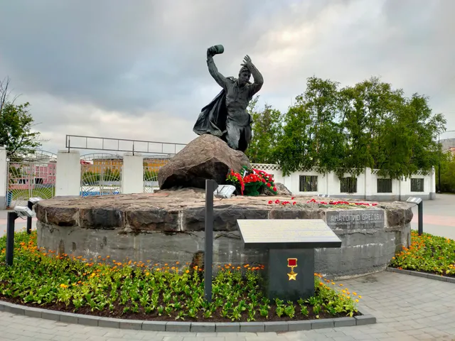 Pamyatnik Anatoliyu Bredovu