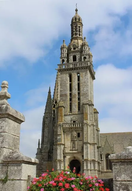 Pleyben Parish close