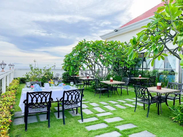 Sea Breeze Restaurant & Sky Bar