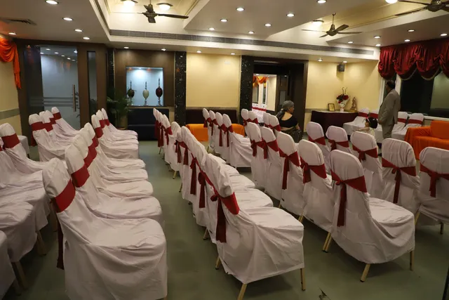 Jain's Hotel Rajhans - Thali Bhojnalya And Restaurant