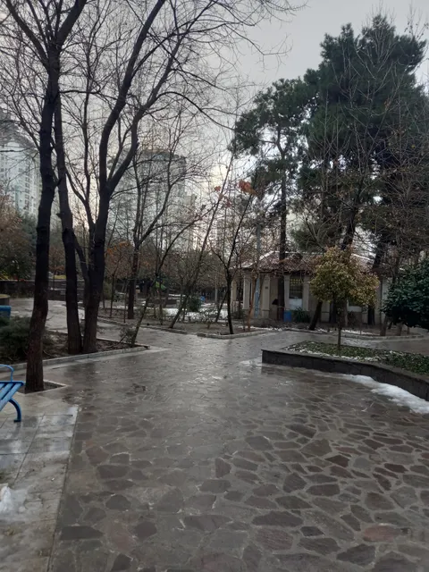 Aqabozorgi Park