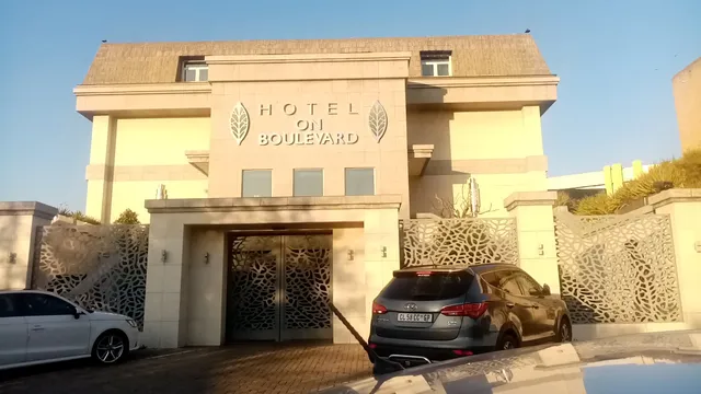 HOTEL ON BOULEVARD
