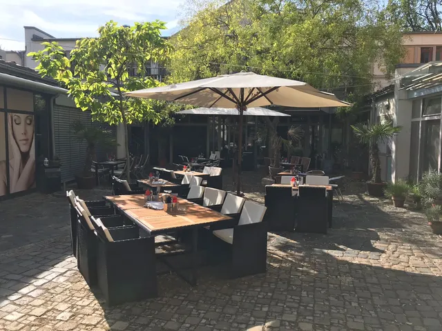 makamaka Burger, Bar & Grill