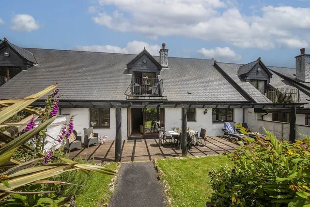 Hustyns Hotel and Lodges