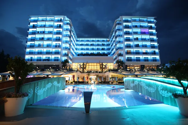 Azura Deluxe Resort & Spa