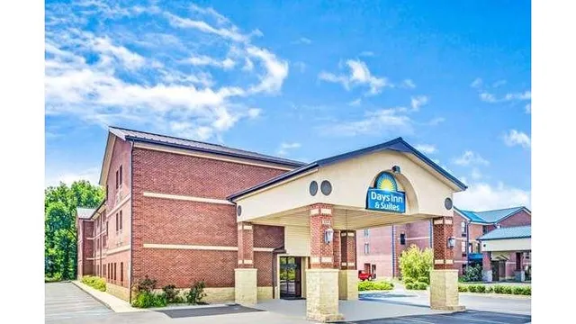 Days Inn & Suites by Wyndham Jeffersonville IN