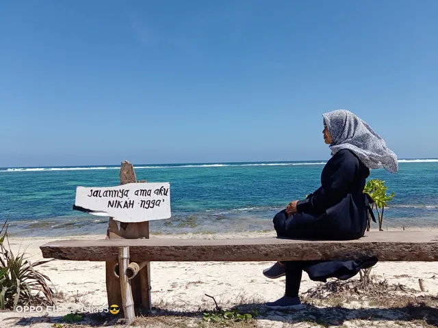 Gili Lunjer Beach