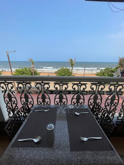 Escape In | Beach View Restaurant | Best Roof top | Candle Light Dinner | Best Restaurant in Pondicherry | Best Nightlife