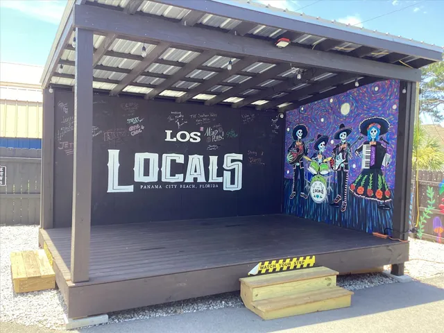 Los Locals Baja Grill & Cantina