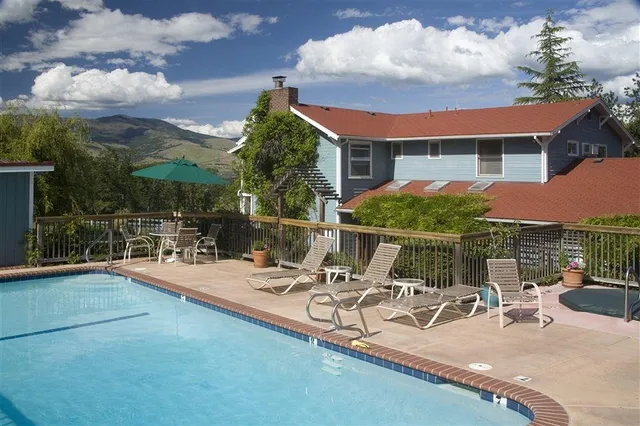 Country Willows Inn & Estate