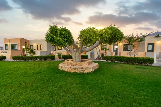 Golden Bay Studios And Apartments