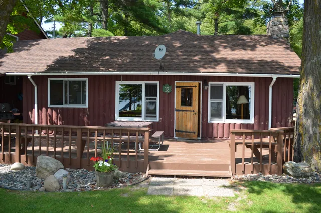 Kee-Nee-Moo-Sha Resort on Woman Lake