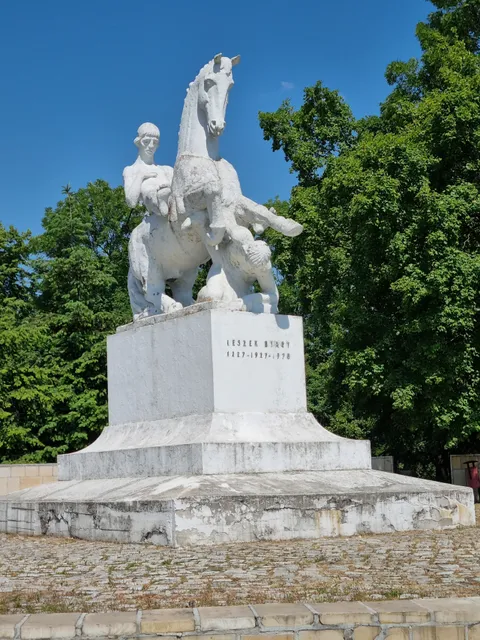 Pomnik upamiętniający śmierć Leszka Białego