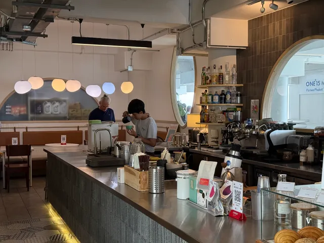 MOONSTo̲̲NE cafe over the Sea