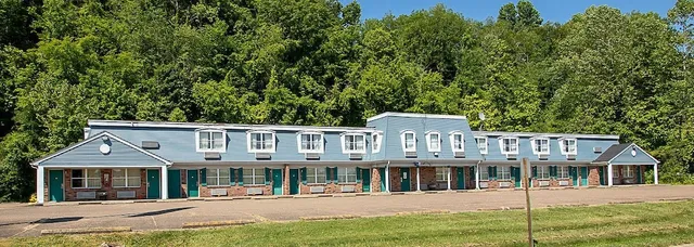 Country Squire Inn & Suites