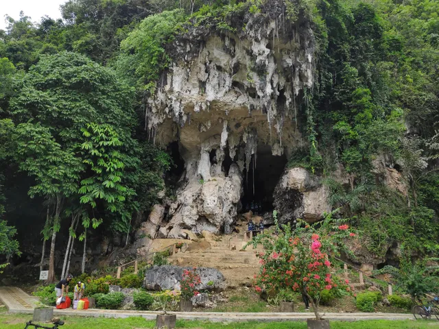 Wisata Gua Liang Bangkai