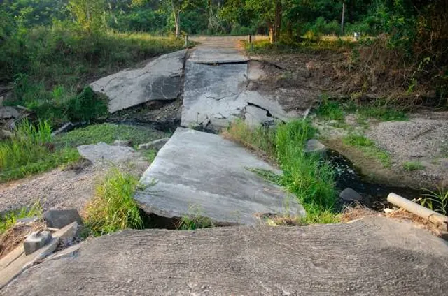 Tha Li Natural Bridge