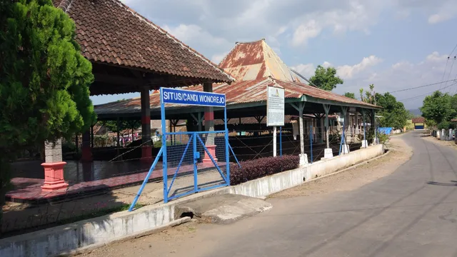 Śivaliṅga - शिवलिंग bij Wonoredjo Temple