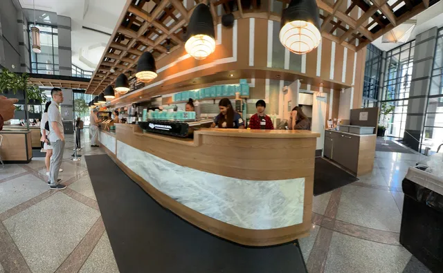 49th Parallel Café & Lucky's Doughnuts - Thurlow