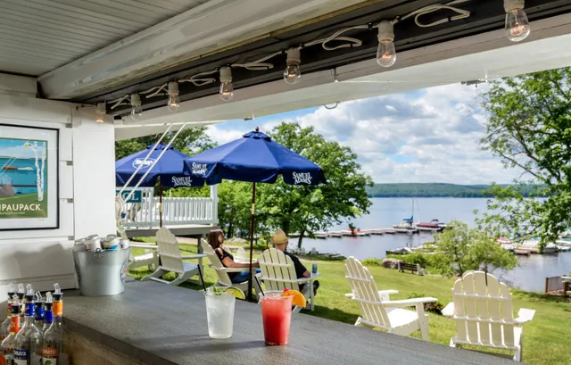 TJ's Lakeside Bar & Grill