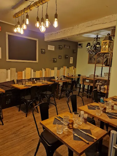 Haut Comme Trois Pommes