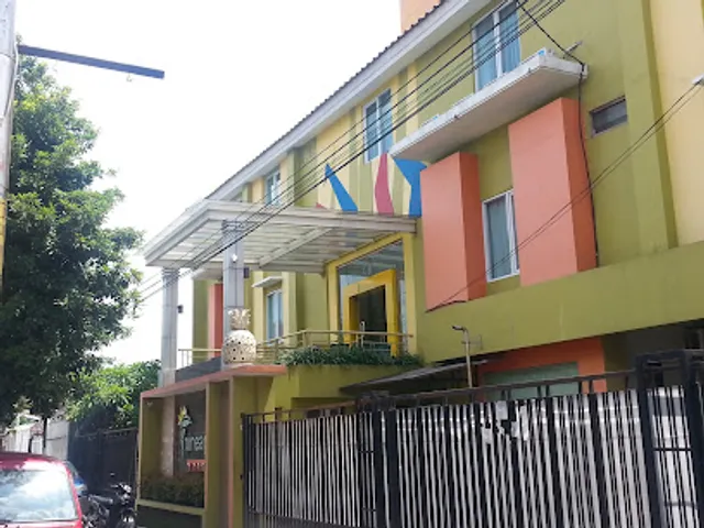 Pineapple Mansion Solo Mitra RedDoorz near RS JIH Solo