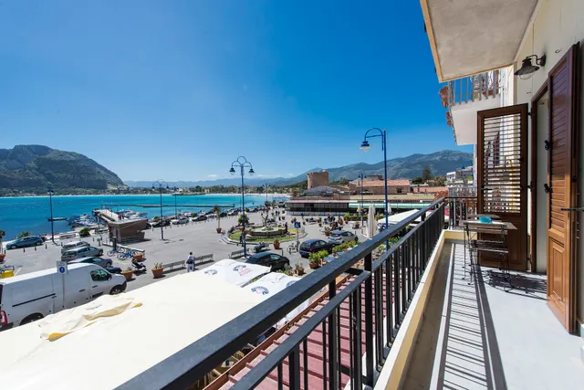 Casetta vista mare in piazza a Mondello