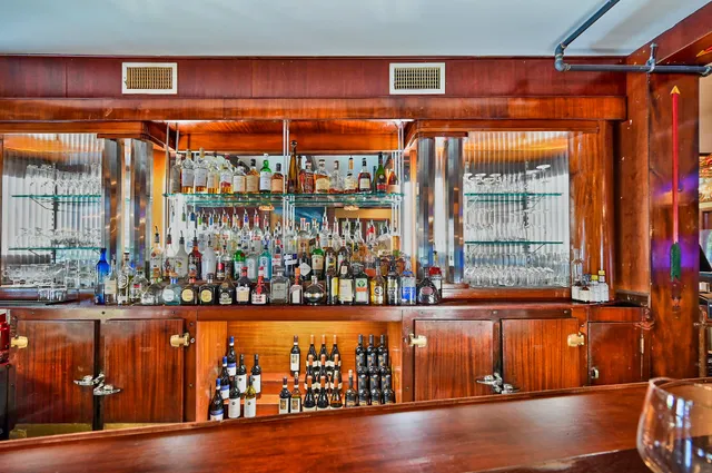 TOM QUICK RESTAURANT