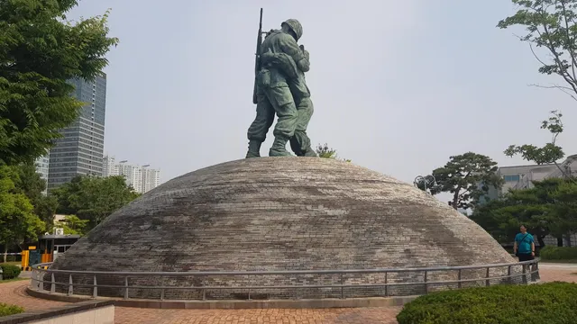Statue of Brothers