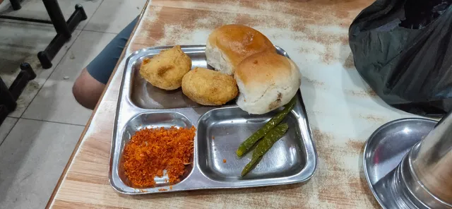 Bahadur Vada Pav