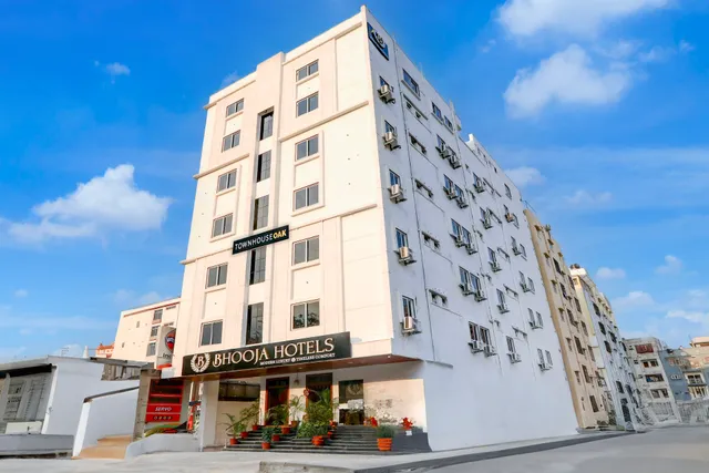 Super Townhouse OAK BHOOJA HOTELS