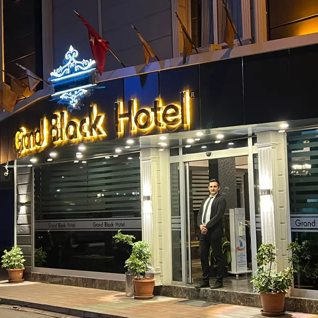 Grand Black Hotel