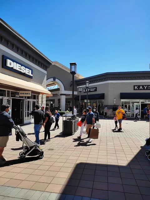 Bloomingdale's Outlet