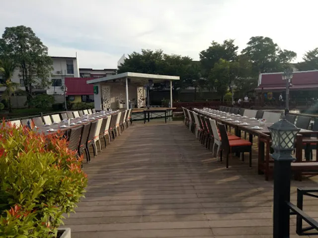 Beung Yai lakeside resturant