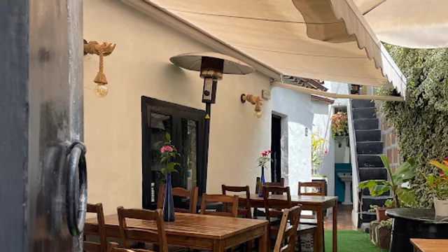 La Abadía Gastrobar & Lounge