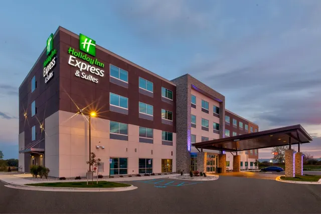 Holiday Inn Express & Suites Cedar Springs – Grand Rapids N