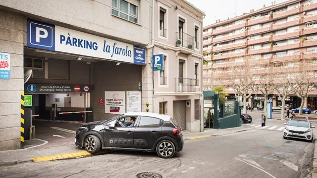 Pàrking i Apartaments La Farola