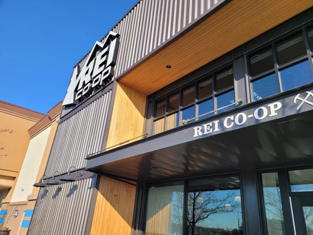 REI