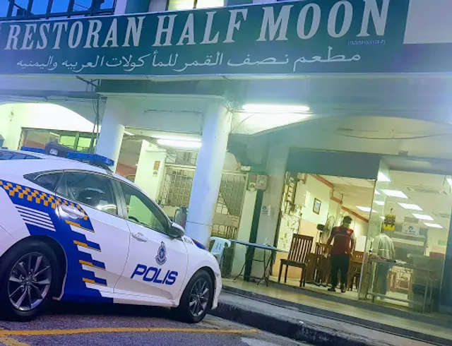 Restoran Half Moon