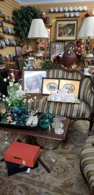 Ms. M's Merchantile, Antiques, Goods & Gifts