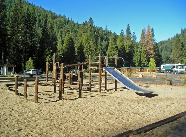 Yosemite Lakes Base Camp Lodge