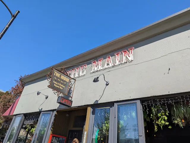 The Main on Main - Best Restaurant and Sports Bar on Main Street