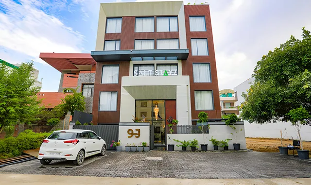 Saltstayz Premier - Cyber Hub