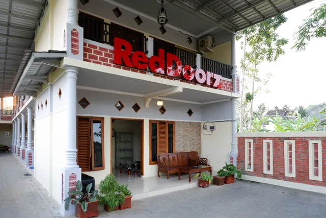 RedDoorz Syariah near Alun Alun Pacitan 2