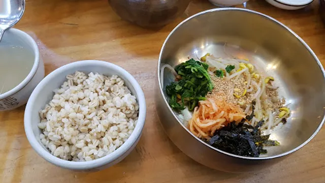 Bihaksan Boribap Saeng-kalguksu