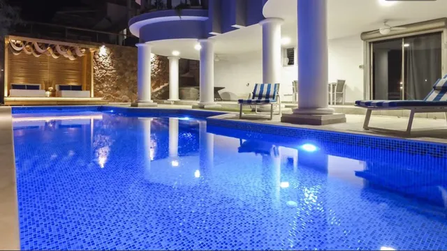 Redsearent : Luxury Suite by the pool