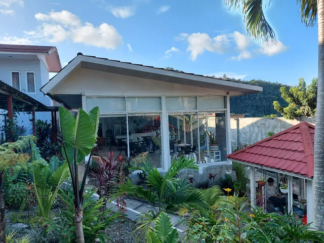 Hotel New Season and Cafe