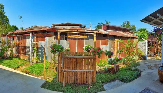 บ้านชมพู่อัมพวา BaanChompooAmphawa